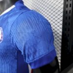 camiseta-chelsea-primera-equipacion-version-jugador-2025-2026-puño-izquierdo