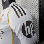 camiseta-real-madrid-primera-equipacion-2025-2026-puño-izquierdo