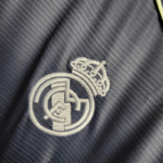 camiseta-real-madrid-segunda-equipacion-2025-2026-escudo