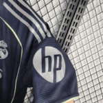 camiseta-real-madrid-segunda-equipacion-2025-2026-puño-izquierdo