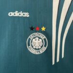 conjunto-niño-alemania-primera-equipacion-1996-1997-escudo