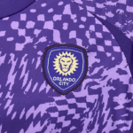 conjunto-niño-orlando-city-primera-equipacion-2025-2026-escudo