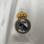 conjunto-niño-real-madrid-primera-equipacion-2024-2025-escudo