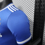 camiseta-real-madrid-2-segunda-equipacion-2025-2026-puño