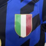 Conjunto-Nino-Inter-de-Milan-Primera-Equipacion-2024-2025-logos