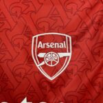 camiseta-arsenal-primera-equipacion-2025-2026-escudo