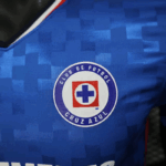 camiseta-cruz-azul-primera-equipacion-version-jugador-2025-2026-escudo