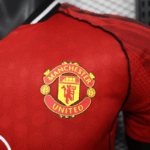 camiseta-manchester-united-primera-equipacion-version-jugador-2025-2026-escudo