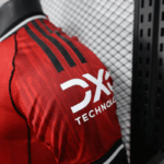 camiseta-manchester-united-primera-equipacion-version-jugador-2025-2026-puño-izquierdo