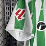 camiseta-real-betis-primera-equipacion-patrocinador-2024-2025-puno-derecho