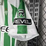 camiseta-real-betis-primera-equipacion-patrocinador-2024-2025-puno-izquierdo