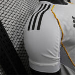 camiseta-real-madrid-primera-equipacion-version-jugador-2025-2026-puño