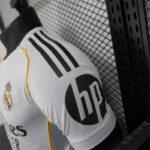 camiseta-real-madrid-primera-equipacion-version-jugador-2025-2026-puño-izquierdo