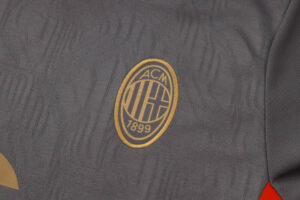 conjunto-de-entrenamiento-ac-milan-gris-2024-2025-escudo