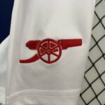 conjunto-niño-arsenal-primera-equipacion-2024-2025-escudo-pantalon-corto