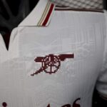 camiseta-arsenal-tercera-equipacion-version-jugador-2025-2026-escudo