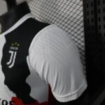 camiseta-edicion-especial-ronaldo-multiples-equipos-2025-2026-puño-izquierdo