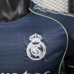 camiseta-real-madrid-segunda-equipacion-version-jugador-2025-2026-escudo