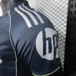 camiseta-real-madrid-segunda-equipacion-version-jugador-2025-2026-puño