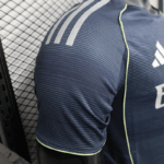camiseta-real-madrid-segunda-equipacion-version-jugador-2025-2026-puño-derecho