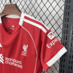 conjunto-niño-liverpool-primera-equipacion-2025-2026-hombro