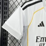 conjunto-niño-real-madrid-primera-equipacion-2025-2026-puño