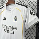 conjunto-niño-real-madrid-primera-equipacion-2025-2026-puño-izquierdo