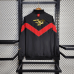 chaqueta-cortaviento-manchester-united-1-2025-2026-parte-trasera