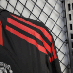 chaqueta-cortaviento-manchester-united-negro-2025-2026-hombro