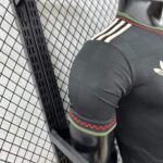 camiseta-bayern-de-munich-tercera-equipacion-version-jugador-2025-2026-puño