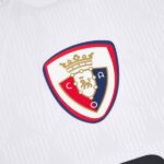 camiseta-osasuna-tercera-equipacion-2025-2026-escudo