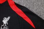 chandal-liverpool-2024-2025-hombro