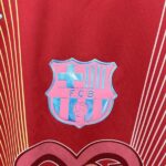 camiseta-barcelona-edicion-especial-karol-g-2025-2026-escudo