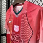 camiseta-barcelona-edicion-especial-karol-g-2025-2026-lado-izquierdo