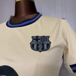 camiseta-fc-barcelona-segunda-equipacion-mujer-2025-2026-escudo
