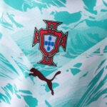 conjunto-niño-portugal-segunda-equipacion-2026-escudo