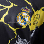 conjunto-niño-real-madrid-edicion-especial-vengadores-2025-2026-escudo