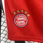pantalon-corto-bayern-munich-primera-equipacion-2025-2026-escudo