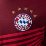 camiseta-bayern-munich-primera-equipacion-retro-2021-2022-escudo