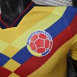 camiseta-colombia-edicion-especial-version-jugador-mundial-2026-escudo