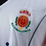 camiseta-rcd-mallorca-1997-1999-segunda-equiapcion-2025-2026-escudo