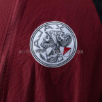 cortaviento-ajax-crimson-2025-2026-escudo