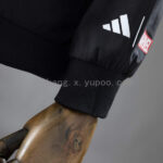 cortaviento-real-madrid-vengadores-negro-2025-2026-puño