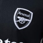 camiseta-arsenal-concepto-negro-2025-2026-escudo