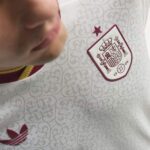 camiseta-españa-segunda-equipacion-mundial-2026-escudo