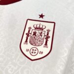 camiseta-españa-segunda-equipacion-edicion-bellafuente-mundial-2026-escudo