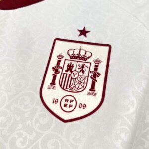 camiseta-españa-segunda-equipacion-edicion-bellafuente-mundial-2026-escudo