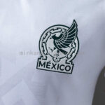 camiseta-mexico-segunda-equipacion-version-jugador-mundial-2026-escudo
