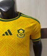 camiseta-sudafrica-primera-equipacion-version-jugador-mundial-2026-escudo