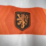 conjunto-niño-holanda-segunda-equipacion-mundial-2026-escudo